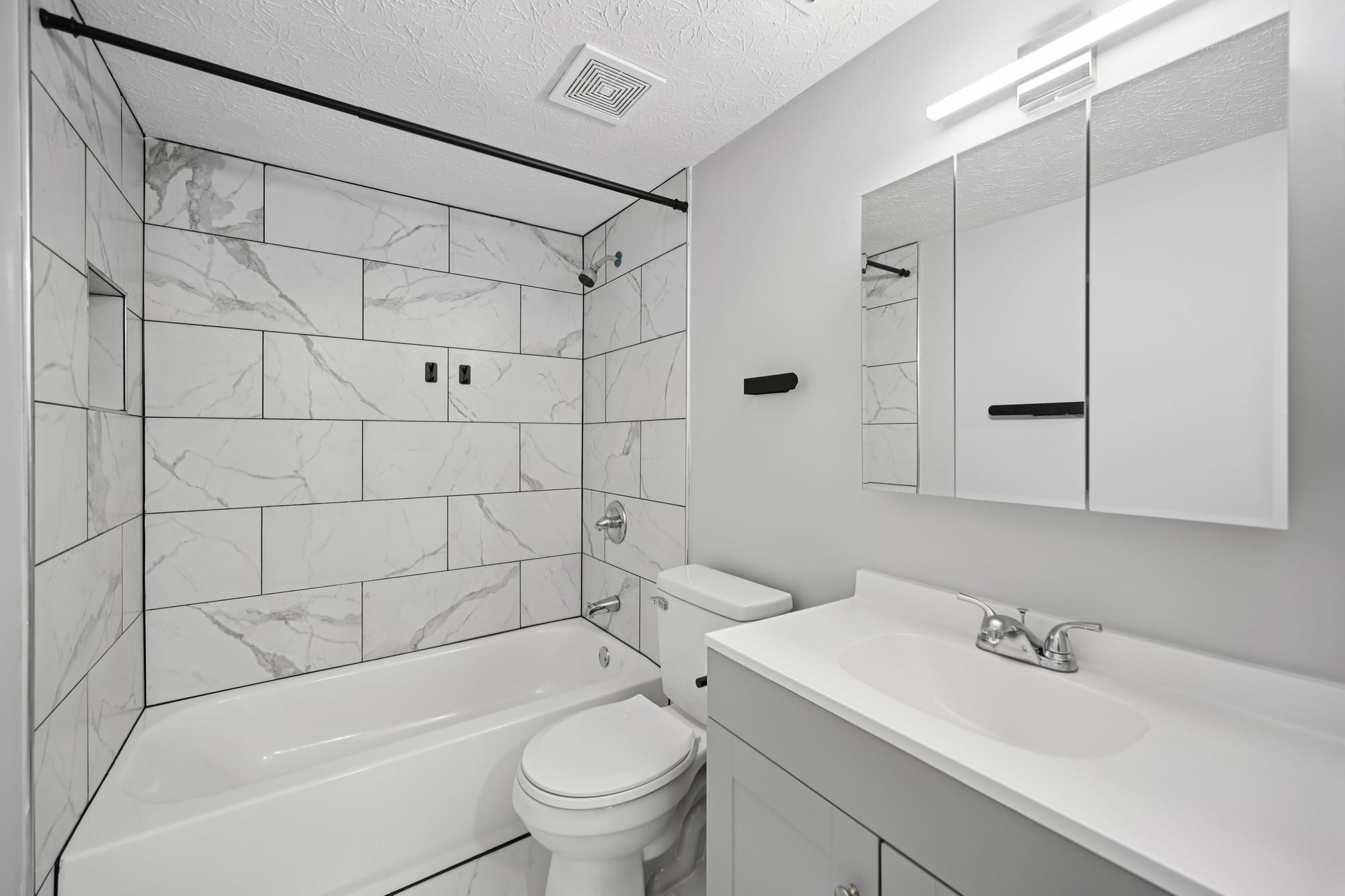 Bathroom — 1 bed / 1 bath apartment at Cleve Royale (photo 1)