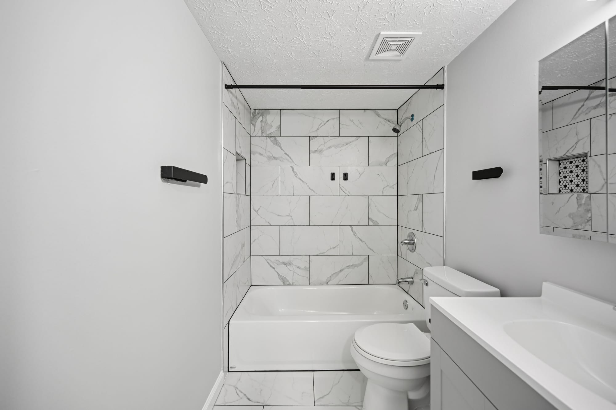 Bathroom — 1 bed / 1 bath apartment at Cleve Royale (photo 2)
