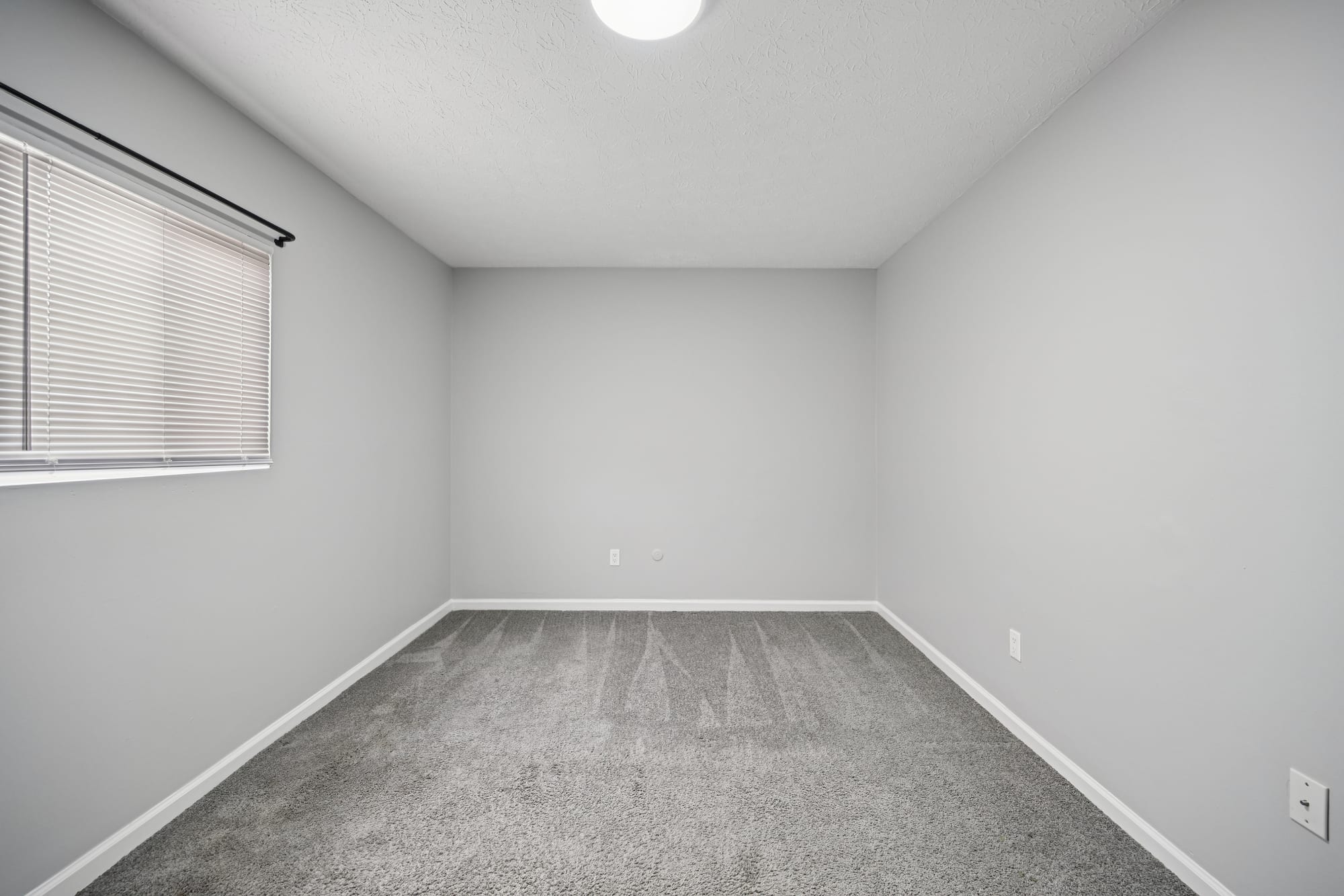 Bedroom — 1 bed / 1 bath apartment at Cleve Royale (photo 2)