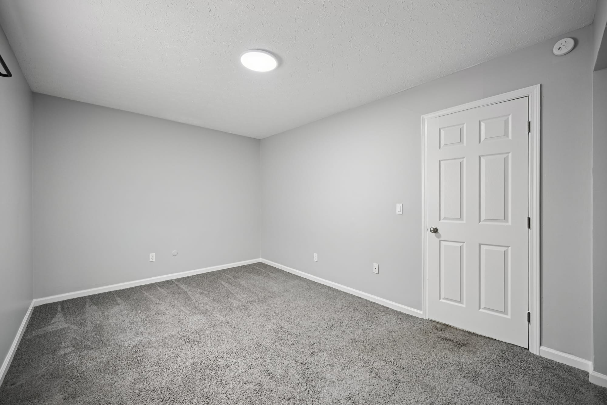 Bedroom — 1 bed / 1 bath apartment at Cleve Royale (photo 3)