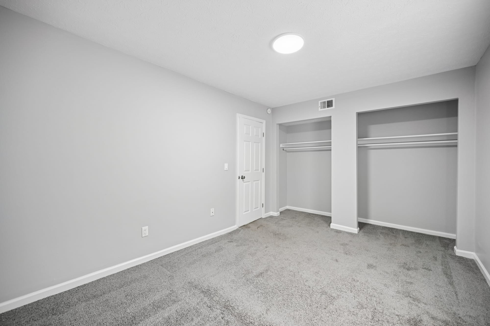 Bedroom — 1 bed / 1 bath apartment at Cleve Royale (photo 4)