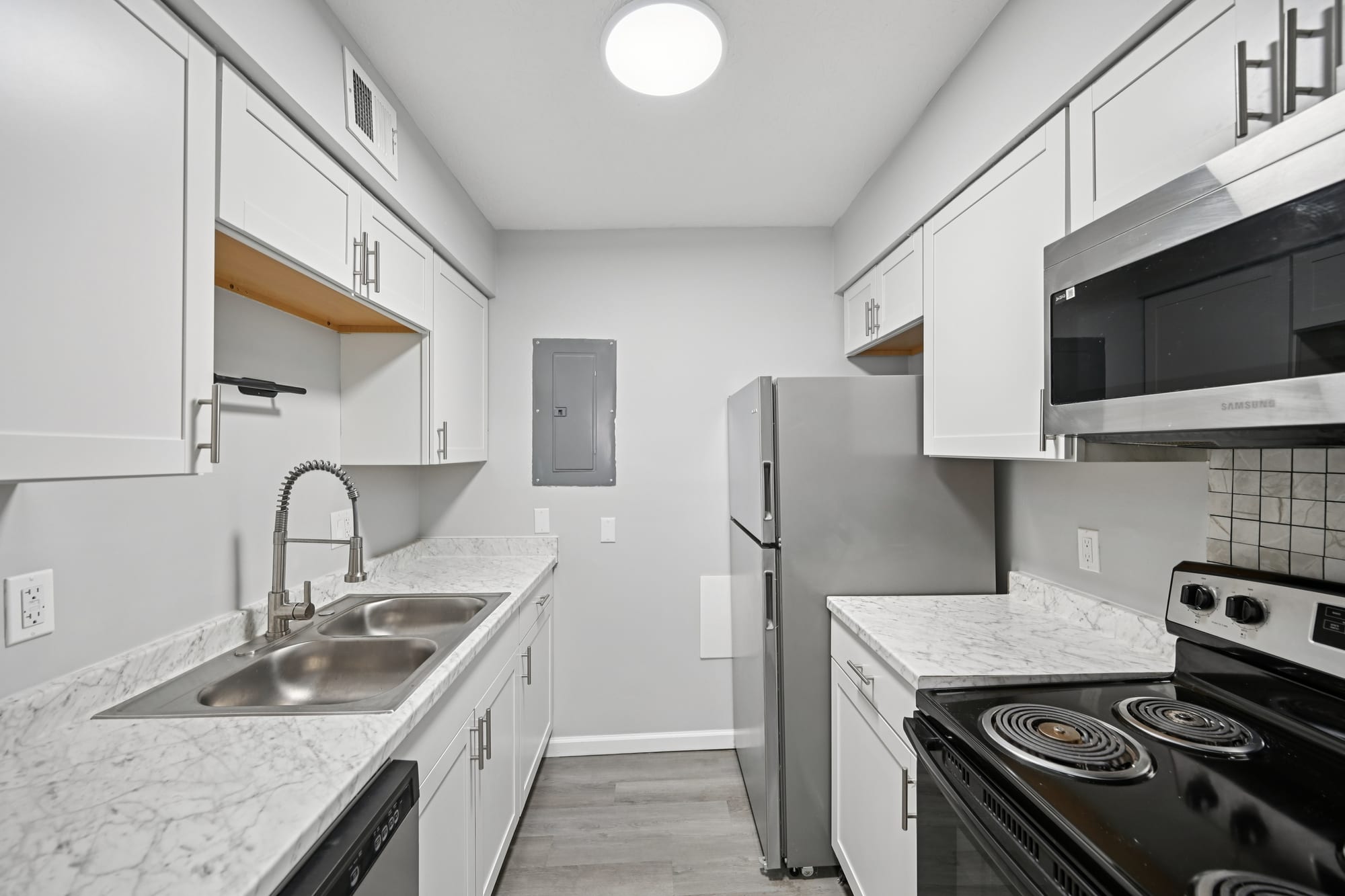 Kitchen — 1 bed / 1 bath apartment at Cleve Royale (photo 1)
