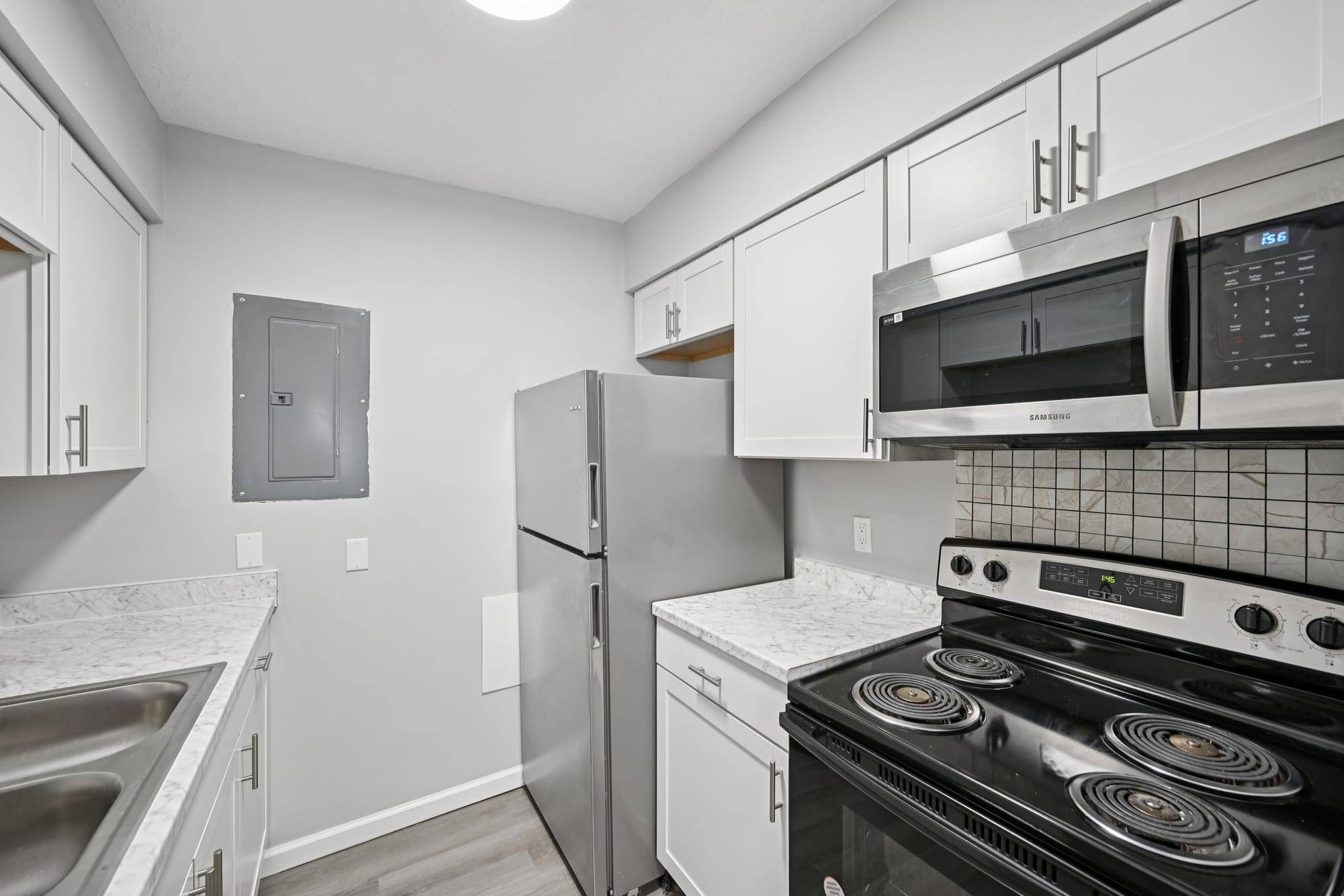 Kitchen — 1 bed / 1 bath apartment at Cleve Royale (photo 2)