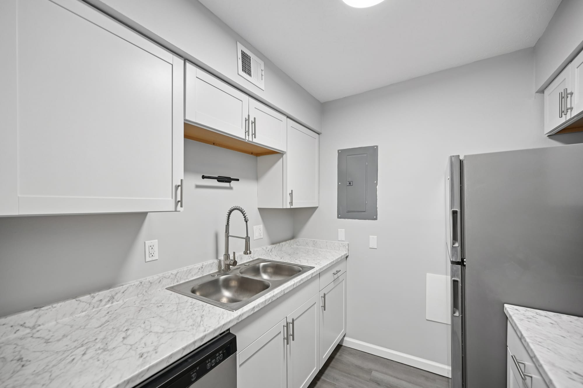 Kitchen — 1 bed / 1 bath apartment at Cleve Royale (photo 3)