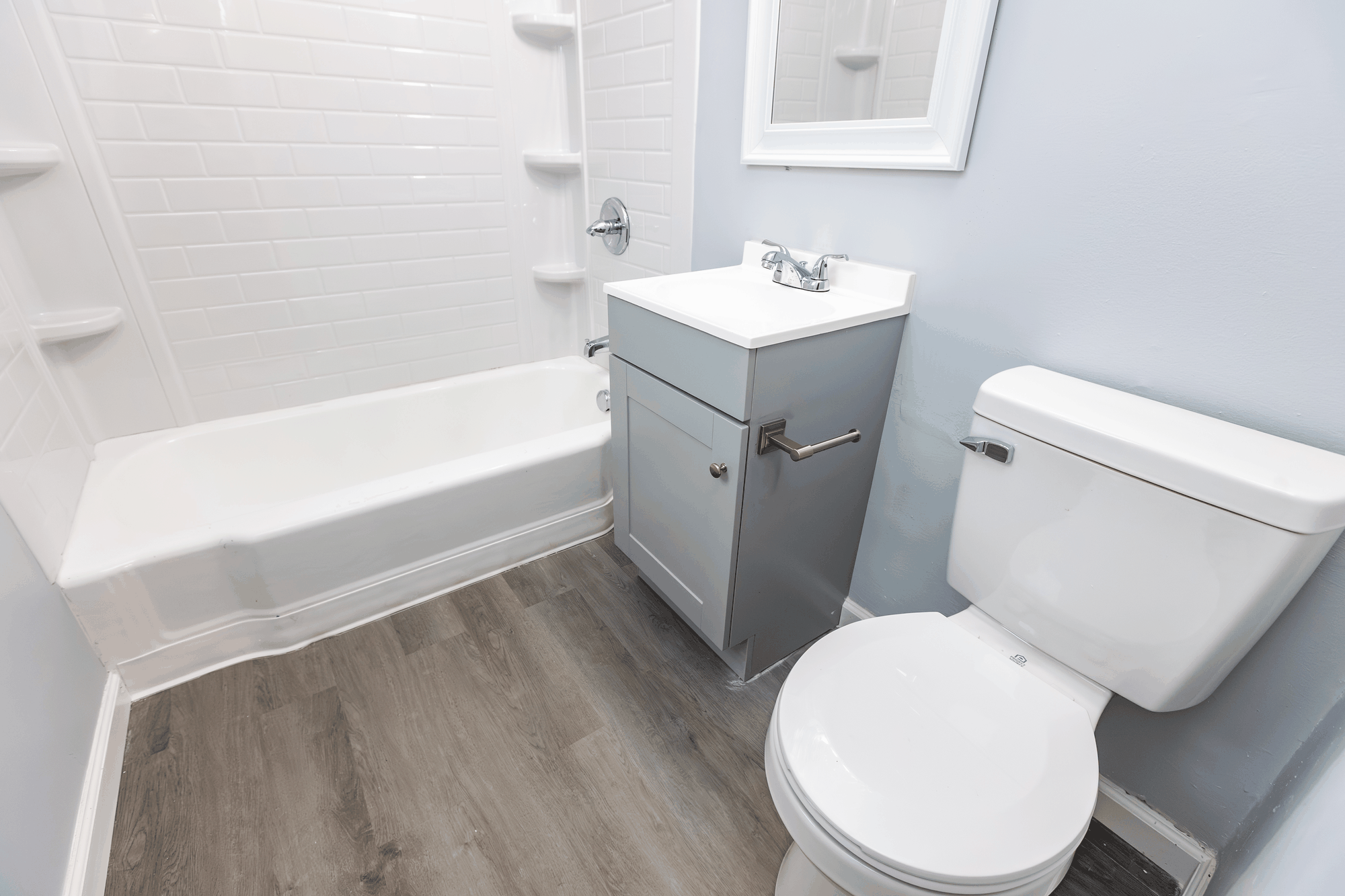 Bathroom, 1 bed / 1 bath apartment at Cleve Royale (photo 2)