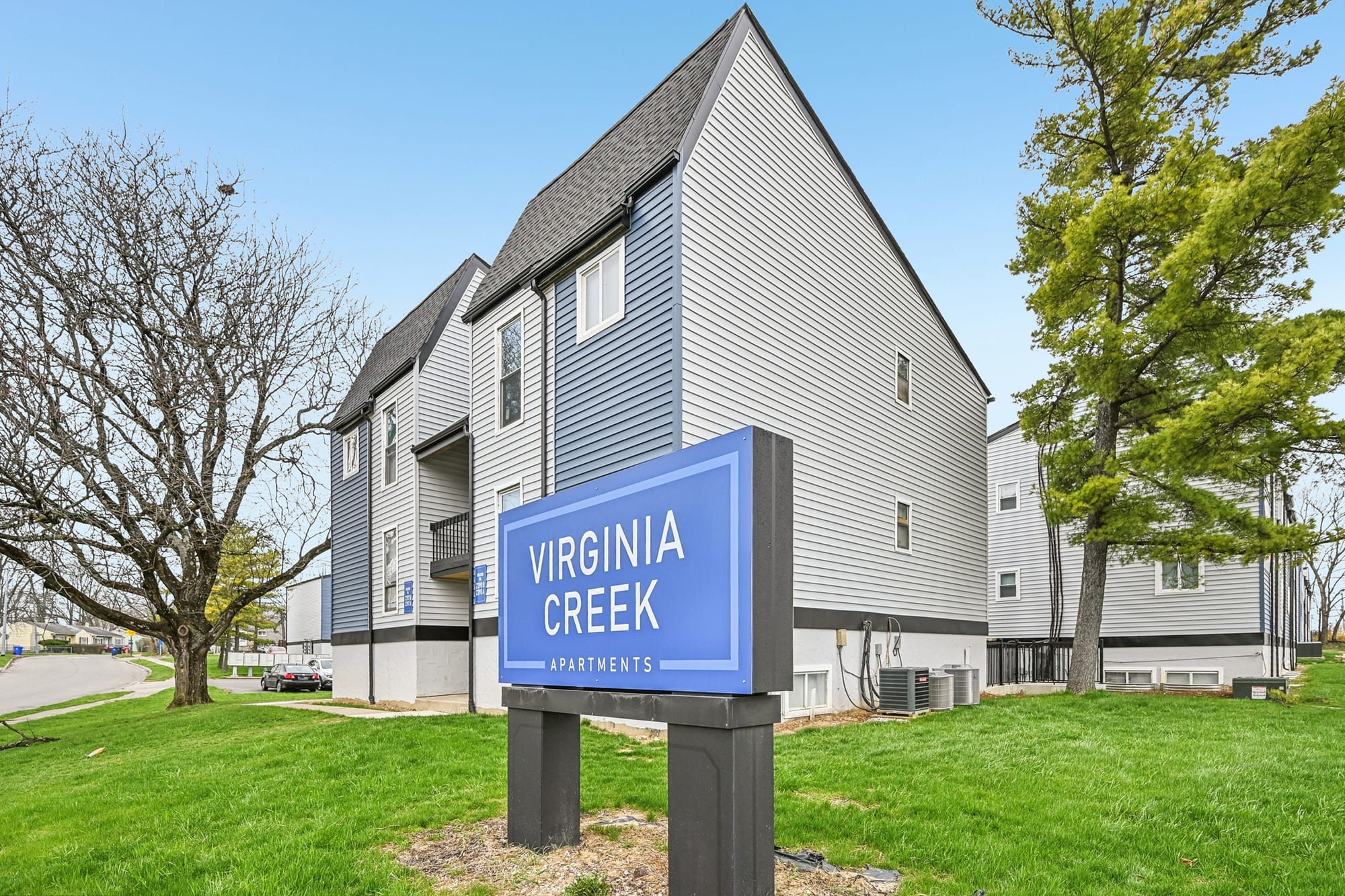 Exterior — 2 bed / 1 bath apartment at Cleve Royale (photo 2)