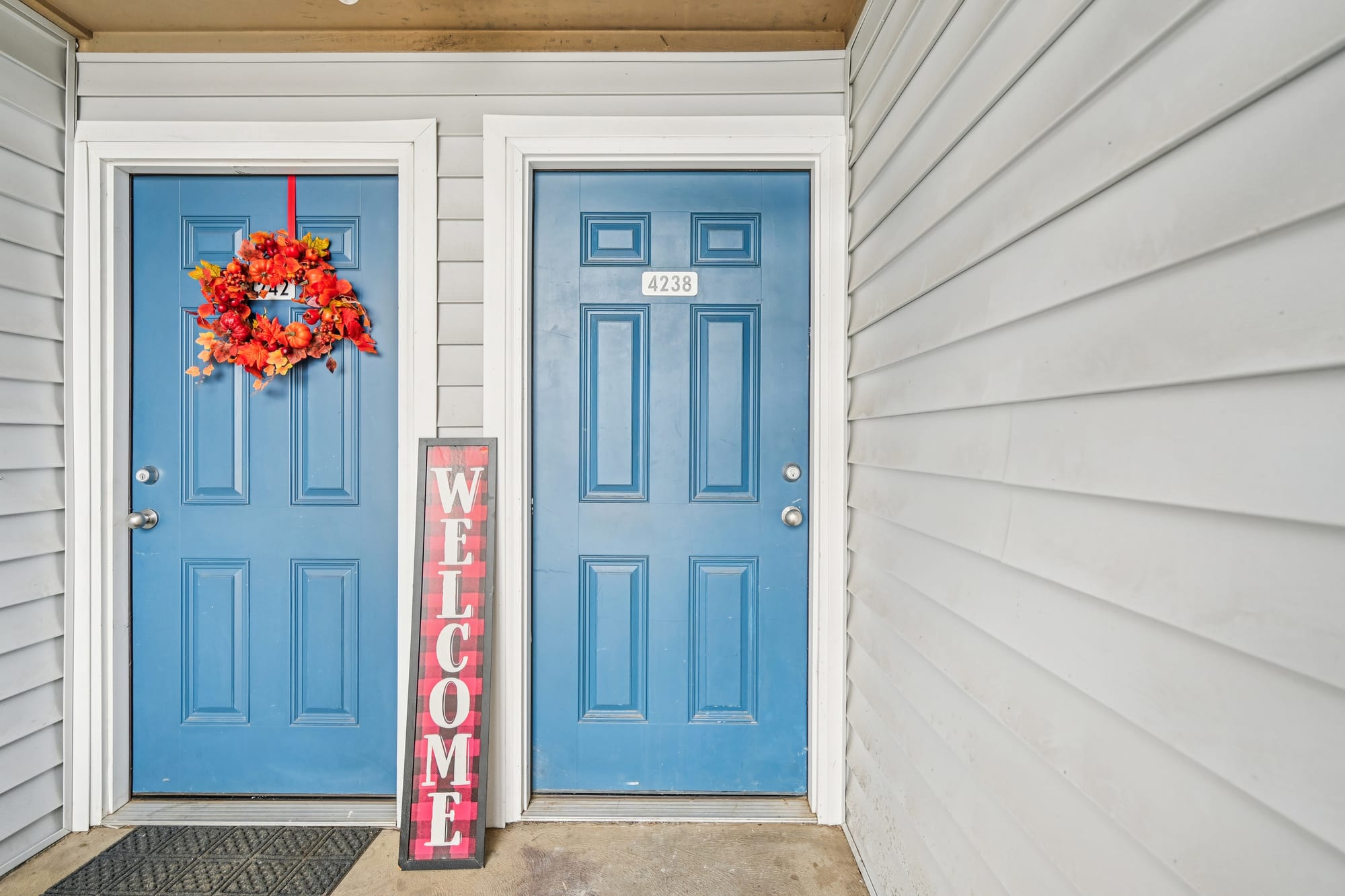 Exterior — 2 bed / 1 bath apartment at Cleve Royale (photo 3)