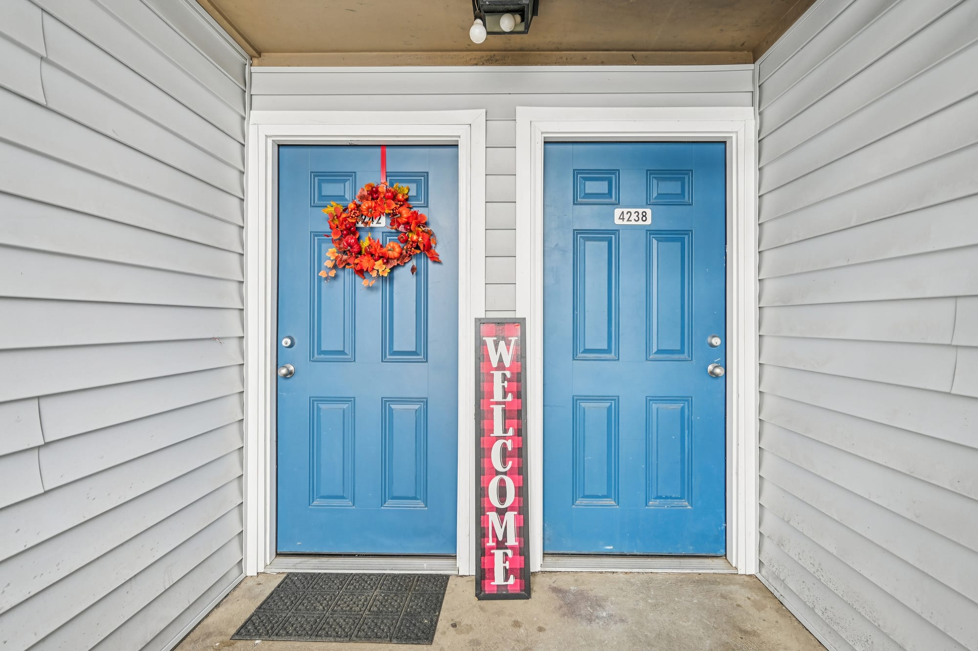 Exterior — 2 bed / 1 bath apartment at Cleve Royale (photo 4)
