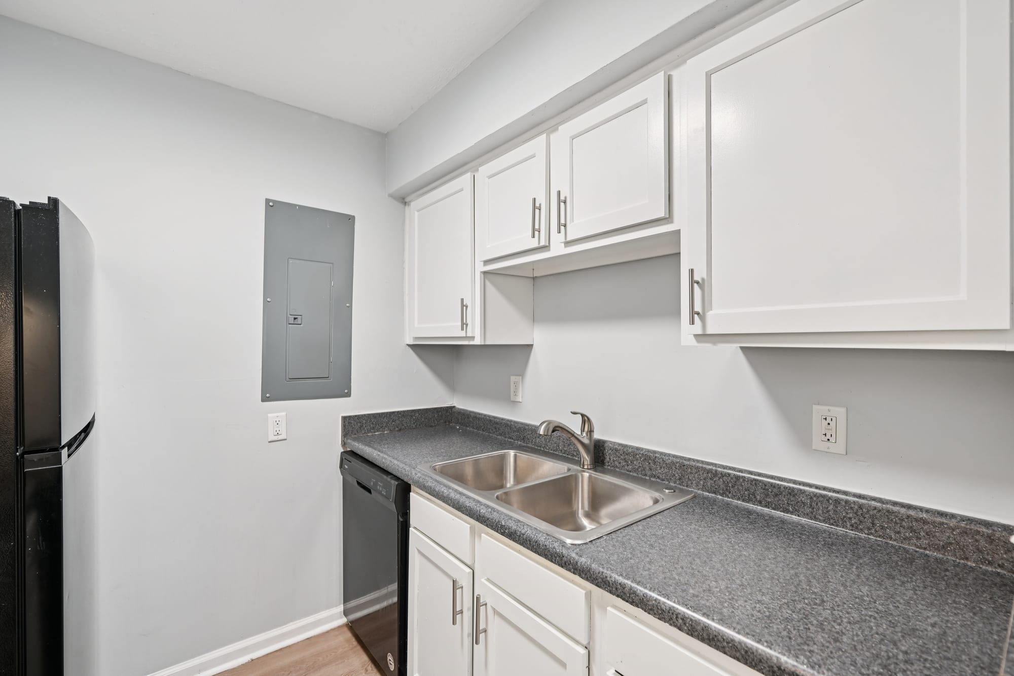 Kitchen — 2 bed / 1 bath apartment at Cleve Royale (photo 3)